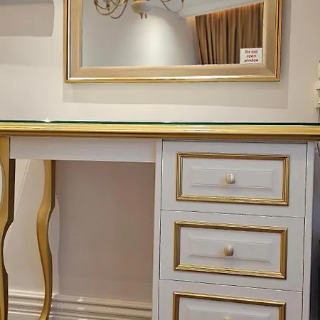 Szálloda Ambasada Qta 4*