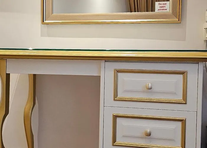 Szálloda Ambasada Qta 4*